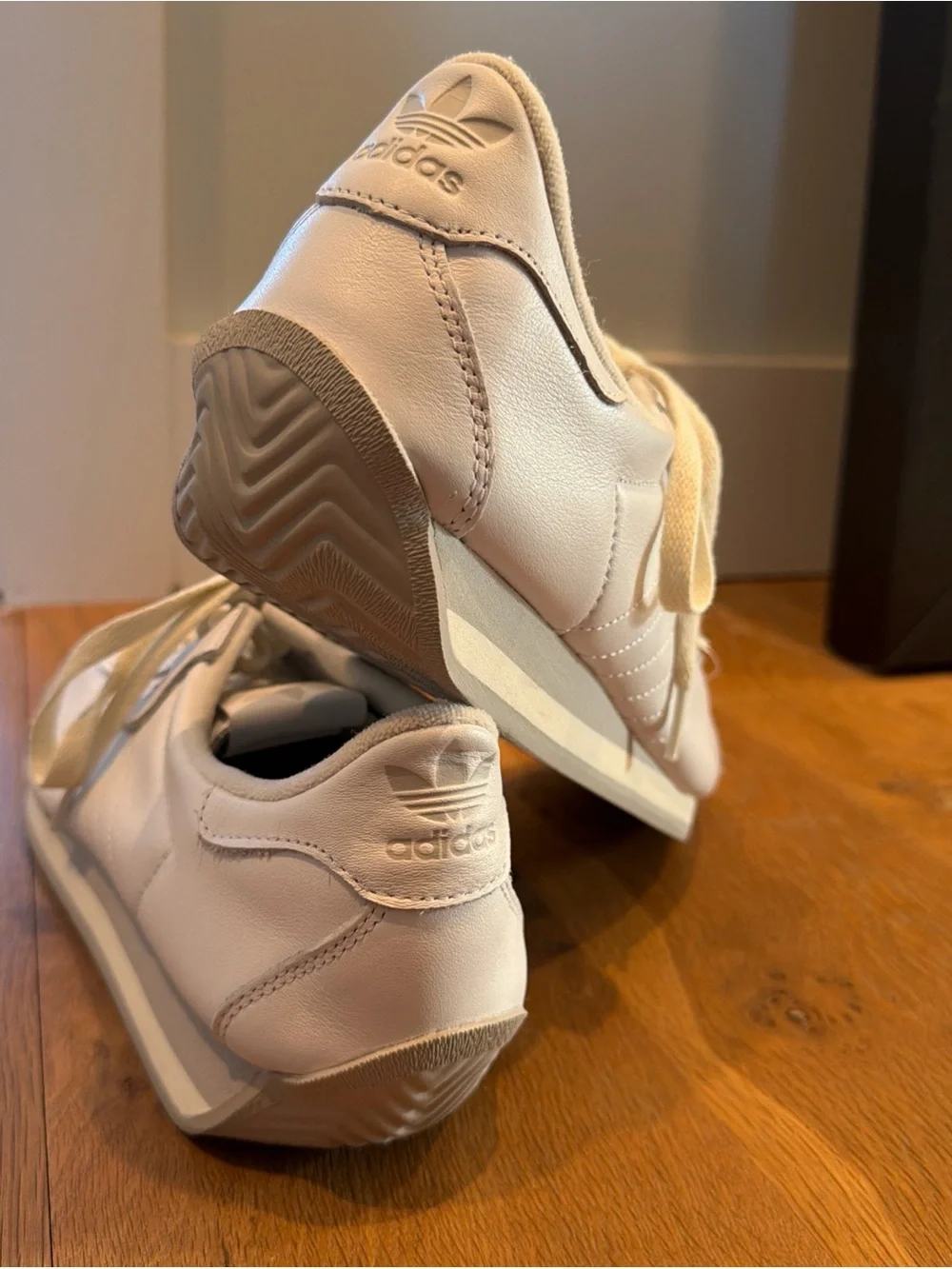 adidas Men’s Country Soft White Leather Sneakers lace up size 12. NWT $110